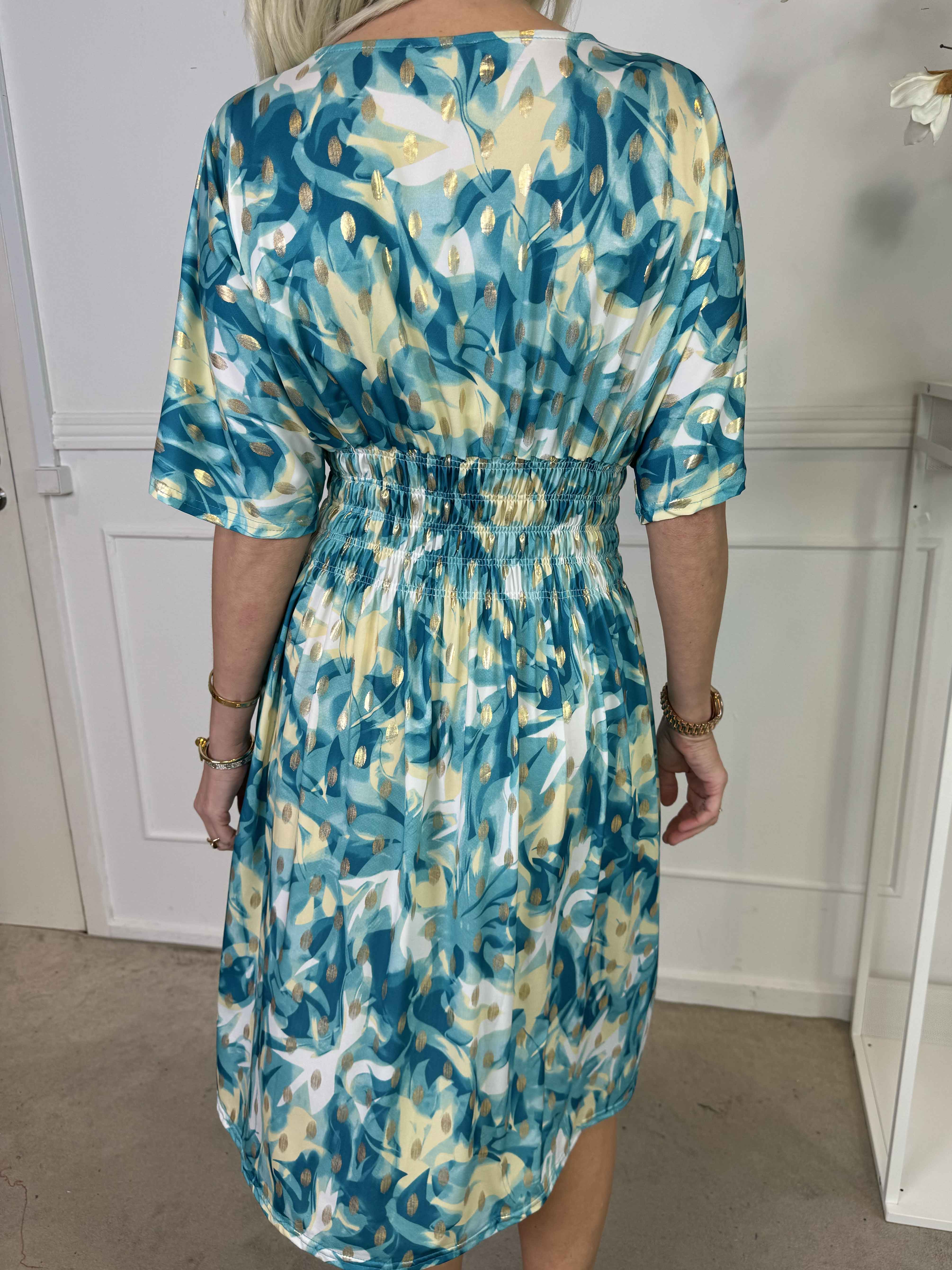 Pams Vacay Short - Mønstret elastisk kjole med smock i taljen